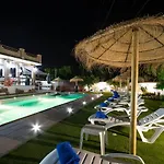 Cubo's Tirado & Heated Pool 펜션 *
